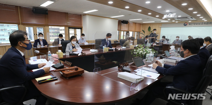 [서울=뉴시스] 김명원 기자 = 윤종인 개인정보보호위원장이 8일 오전 서울 종로구 정부서울청사에서 열린 개인정보보호위원회(개인정보위) 전체회의에 참석해 발언하고 있다. 2021.09.08. kmx1105@newsis.com