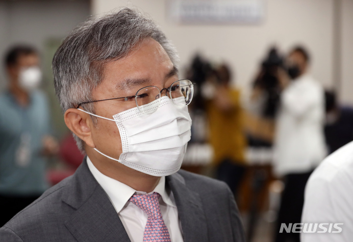 [서울=뉴시스] 고승민 기자 =최강욱 열린민주당 대표가 지난 8일 서울고등법원에서 열린 공직선거법 위반 혐의 항소심 1차 공판에 출석하고 있다. 2021.09.08. kkssmm99@newsis.com