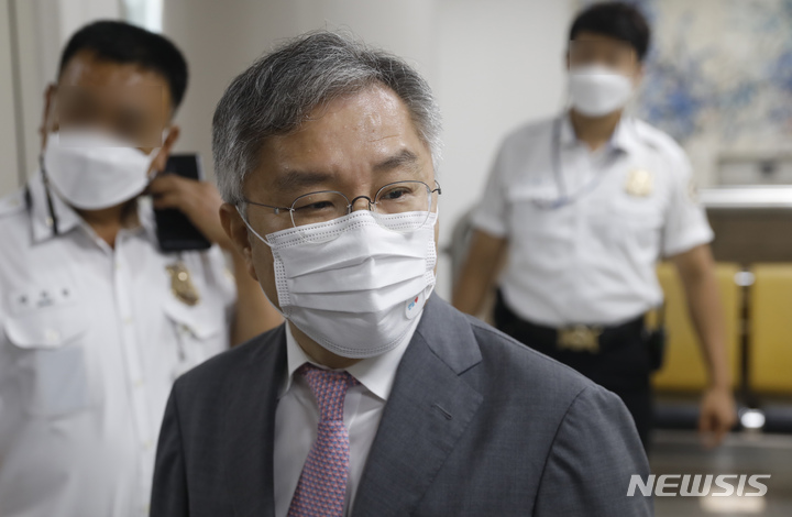 [서울=뉴시스] 고승민 기자 = 최강욱 열린민주당 대표가 지난달 8일 서울고등법원에서 열린 공직선거법 관련 항소심 1차 공판에 출석하던 중 취재진 질문에 답하고 있다. 2021.09.08. kkssmm99@newsis.com