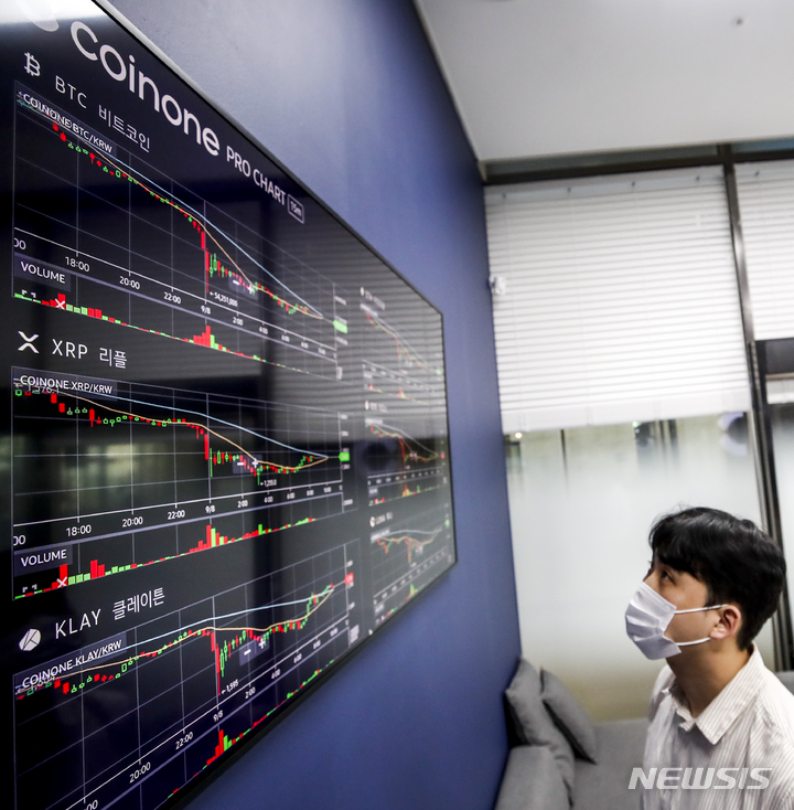 [서울=뉴시스] 정병혁 기자 = 서울 용산구 코인원 고객센터 모니터에 암호화폐 가격이 표시되고 있는 모습. 2021.09.08. jhope@newsis.com