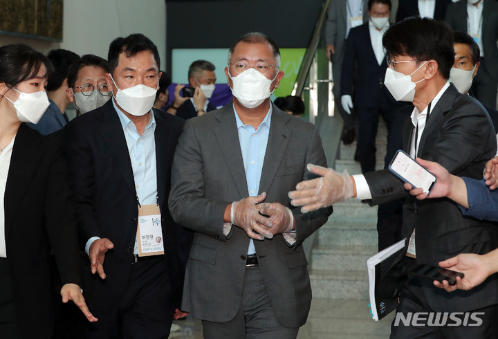 [고양=뉴시스] 배훈식 기자 = 정의선 현대차그룹 회장이 8일 오전 경기 고양 킨텍스에서 ‘2021수소모빌리티+쇼’ 개막에 앞서 열린 'H2 비즈니스 서밋'에 참석 후 행사장으로 향하고 있다. (공동취재사진) 2021.09.08. photo@newsis.com