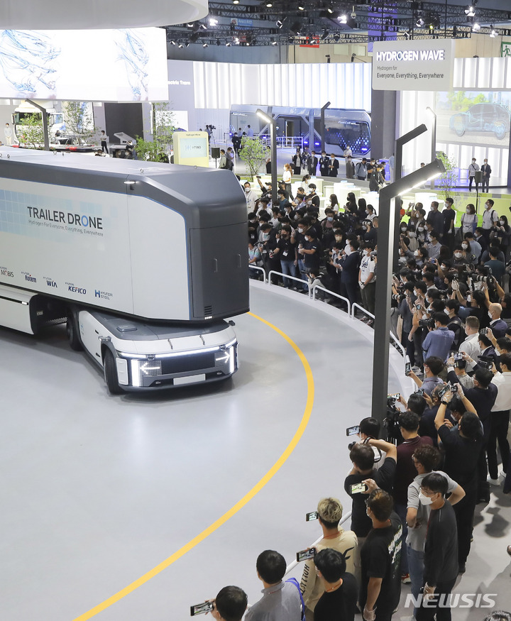 [서울=뉴시스] 배훈식 기자 = 8일 고양시 킨텍스 2전시장에서 개막한 “2021 수소모빌리티+쇼”에 마련된 현대자동차 부스를 찾은 내빈들이 현대차의 트레일러드론 시연을 관람하고 있다. (공동취재사진) 2021.09.08. photo@newsis.com