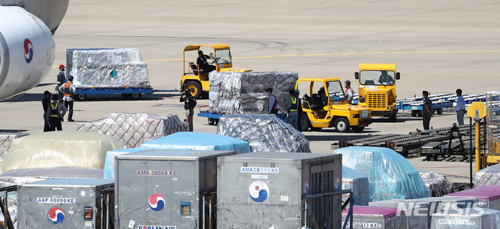 [인천공항=뉴시스] 이영환 기자 = 지난 8일 인천국제공항에 정부가 화이자와 개별계약한 코로나19 백신이 도착, 관계자들이 백신을 수송하고 있다. 2021.09.15. 20hwan@newsis.com