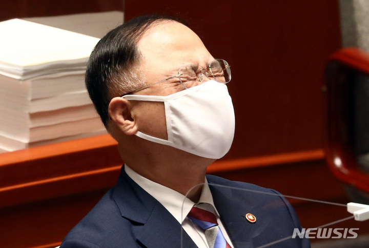 [서울=뉴시스] 최진석 기자 = 홍남기 경제부총리 겸 기획재정부 장관. (공동취재사진) 2021.09.08. photo@newsis.com