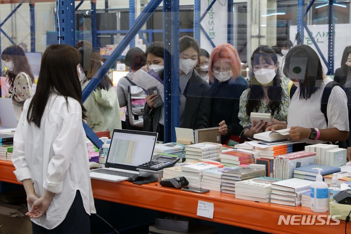 [서울=뉴시스] 박진희 기자 = 8일 서울 성동구 에스팩토리에서 개막한 ‘2021 서울국제도서전’을 찾은 시민들이 전시 도서를 살펴보고 있다. 2021.09.08. pak7130@newsis.com