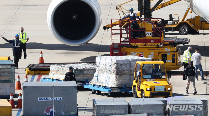 [인천공항=뉴시스] 이영환 기자 = 루마니아 정부와 백신 협력에 따른 공급물량인 코로나19 화이자 백신 52만6500회분과 모더나 백신 45만회분이 지난 8일 오후 인천국제공항 화물터미널에 도착해 백신 수송 관계자들이 백신을 수송하고 있다. 2021.09.08. 20hwan@newsis.com