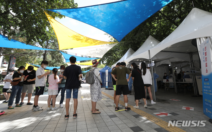 [서울=뉴시스] 조성우 기자 = 코로나19 신규 확진자가 2,050명으로 집계된 8일 오후 서울 노원구 보건소 선별진료소에서 시민들이 검사를 받기 위해 대기하고 있다. 2021.09.08. xconfind@newsis.com