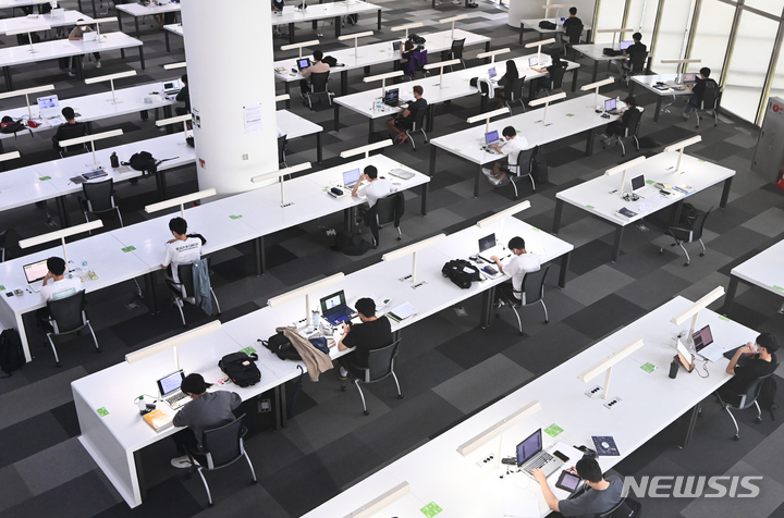 [수원=뉴시스] 경기 수원시 성균관대학교 자연과학캠퍼스 도서관에서 학생들이 공부에 열중하고 있다. (사진=뉴시스 DB). photo@newsis.com