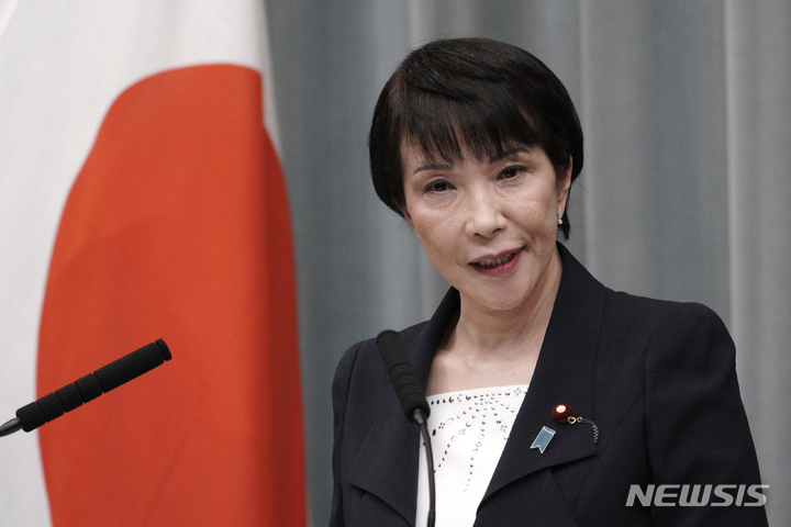 [도쿄=AP/뉴시스]다카이치 사나에(高市早苗) 일본 자민당 정조회장(사진 촬영 당시 총무상)이 2019년 9월11일 도쿄의 총리 관저에서 기자회견을 하고 있다. 다카이치와 공명당의 다케우치 유즈루(竹内譲) 정조회장 등 여야의 정책 책임자들이 30일 코로나19 급증과 관련, 긴급사태 재발령 가능성을 언급했다. 2022.1.30