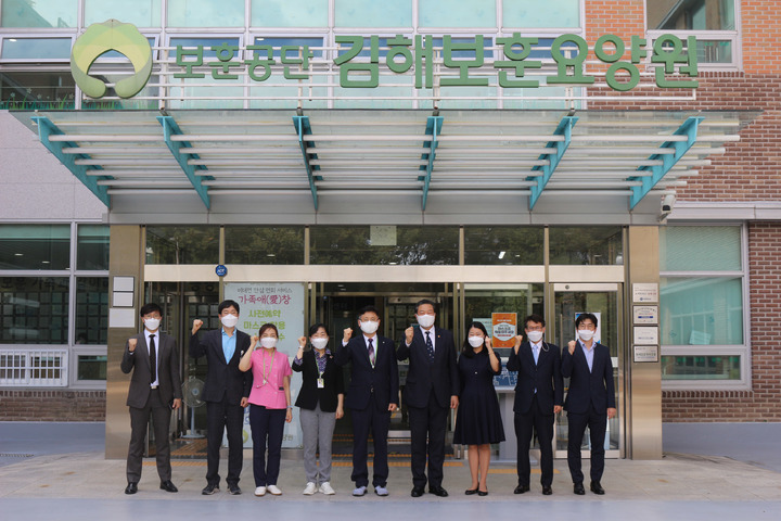 [서울=뉴시스] 전진환 기자 = 황기철 국가보훈처장이 8일 오후 코로나19 감염 및 확산 방지를 위한 경남 김해보훈요양원 대응 현장을 방문하여 직원들을 격려하고 기념촬영을 하고 있다. (사진=국가보훈처 제공) 2021.09.08. photo@newsis.com *재판매 및 DB 금지