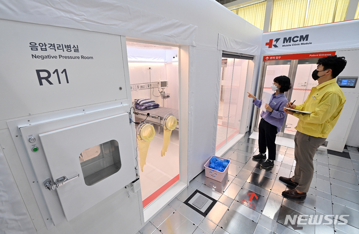 [수원=뉴시스] 경기사진공동취재단 = 지난 8일 오후 경기도 수원시 경기도인재개발원 실내체육관에 마련된 경기도 제2호 특별생활치료센터에서 관계자들이 이동형 음압병동 시설을 점검하고 있다. 28병상 규모로 설치된 이동형 음압병동은 대면 치료가 가능한 의료인력 및 엑스레이실, 처치실을 갖추고 있어 기존 생활치료센터의 취약점을 보완했다. 2021.09.08.photo@newsis.com