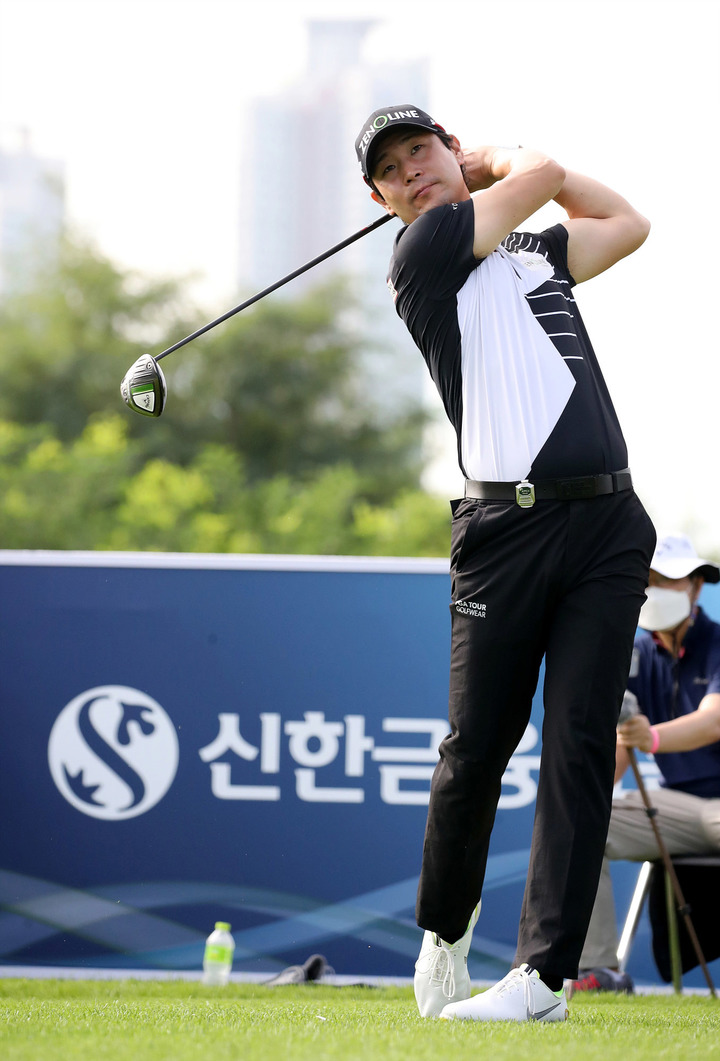[서울=뉴시스] 추상철 기자 = 8일 인천 청라지그에 위치한 베어즈베스트 청라GC 에서 제37회 신한동해오픈 연습라운드. 김대현이 드라이버 티샷을 하고 있다. (사진= 신한금융그룹 제공) 2021.09.08. photo@newsis.com *재판매 및 DB 금지