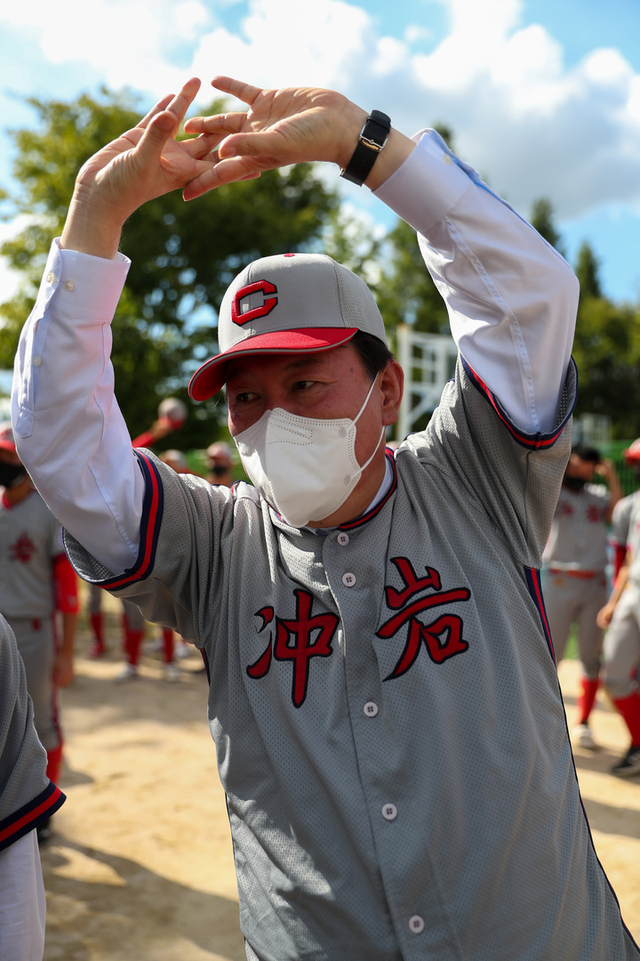 [서울=뉴시스] 전신 기자 = 국민의힘 대권주자인 윤석열 전 검찰총장이 8일 모교인 충암고를 방문해 청룡기 전국고교야구선수권 대회에서 우승한 야구부 선수들을 격려한 후 스트레칭하고 있다. (사진=윤석열 캠프 제공) 2021.09.08. photo@newsis.com *재판매 및 DB 금지