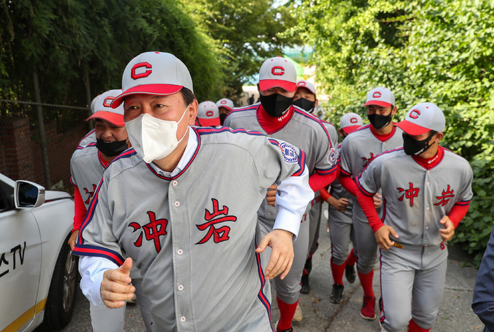 [서울=뉴시스] 전신 기자 = 국민의힘 대권주자인 윤석열 전 검찰총장이 8일 모교인 충암고를 방문해 청룡기 전국고교야구선수권 대회에서 우승한 야구부 선수들을 격려한 후 함께 몸을 풀고 있다. (사진=윤석열 캠프 제공) 2021.09.08. photo@newsis.com *재판매 및 DB 금지