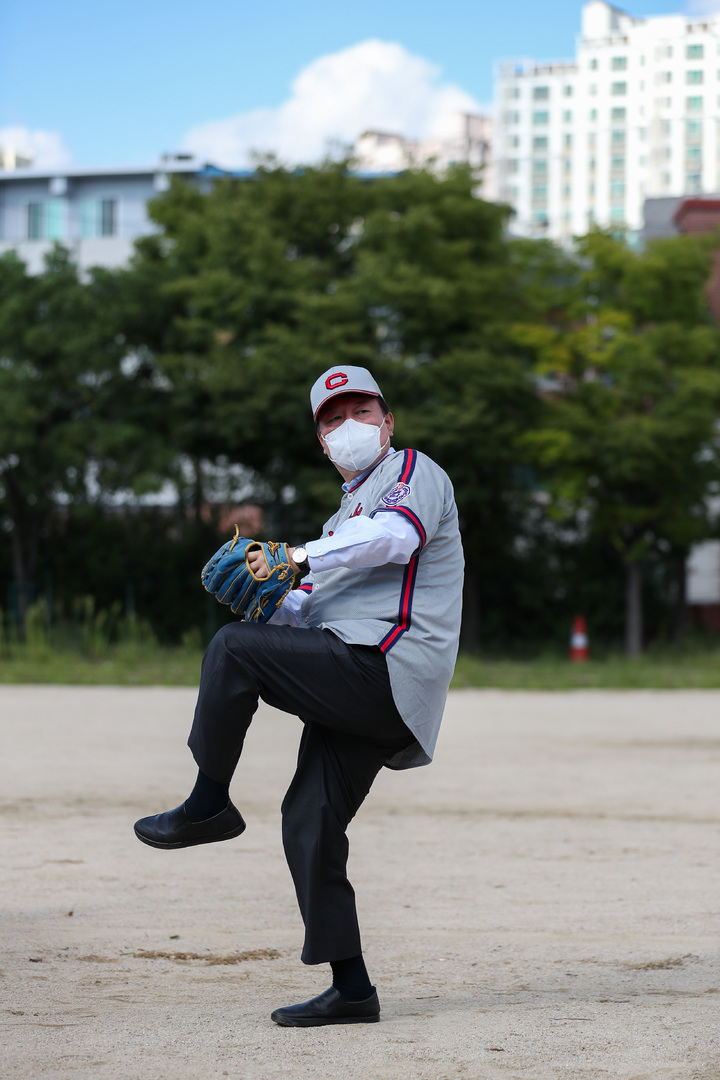 [서울=뉴시스] 전신 기자 = 국민의힘 대권주자인 윤석열 전 검찰총장이 8일 모교인 충암고를 방문해 청룡기 전국고교야구선수권 대회에서 우승한 야구부 선수들을 격려한 후 공을 던지고 있다. (사진=윤석열 캠프 제공) 2021.09.08. photo@newsis.com *재판매 및 DB 금지