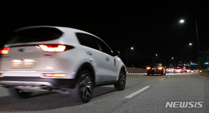 [충주=뉴시스] 이병찬 기자 = 사회적 거리두기 4단계를 시행했던 충북 충주시의 자영업자들이 8일 충주종합운동장 앞 도로에서 심야 차량 시위에 나서고 있다. 이날 시위에는 자영업자들의 차량 30여대가 참가했다. 2021.09.08. bclee@newsis.com 