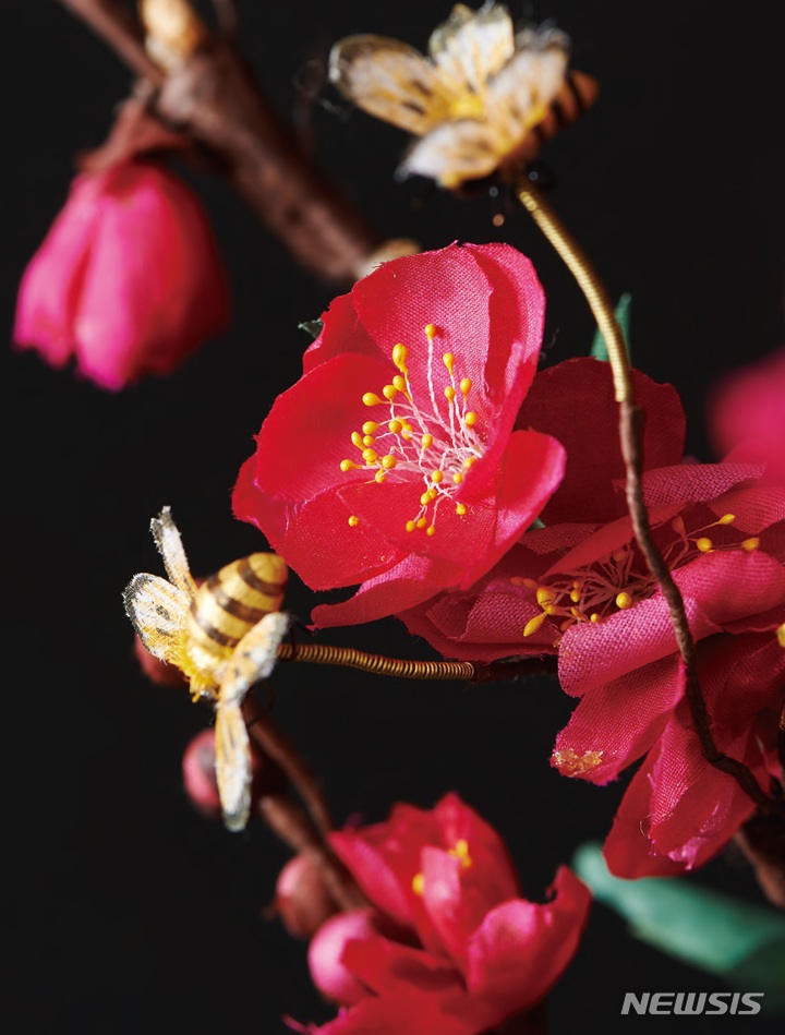 [서울=뉴시스] 홍도화(紅桃花), 황수로 작, 2021년, 천연염색한 비단, 모시, 송화가루, 매화가지 등 (사진=문화재청 제공) 2021.09.09. photo@newsis.com