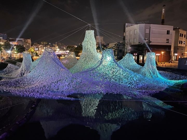  [제주=뉴시스] 양영전 기자 = 제주관광공사가 제주시 일도일동 탐라문화광장 산지천에 조성한 미디어아트 '산지에 색을 입히다, 컬러풀 산지'를 9일 공개했다. 공사는 이번 미디어아트 조형물을 오는 27일까지 전시한다. (사진=제주관광공사 제공) 2021.09.09. photo@newsis.com *재판매 및 DB 금지