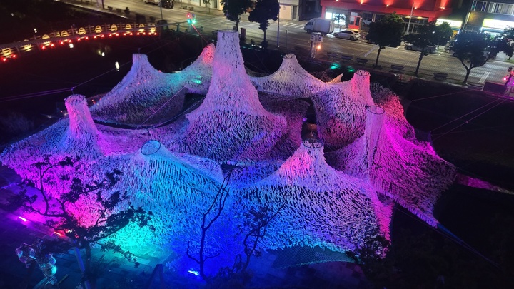 [제주=뉴시스] 양영전 기자 = 제주관광공사가 제주시 일도일동 탐라문화광장 산지천에 조성한 미디어아트 '산지에 색을 입히다, 컬러풀 산지'. (사진=제주관광공사 제공) photo@newsis.com *재판매 및 DB 금지