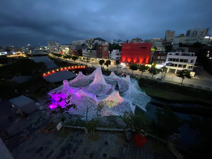 [제주=뉴시스] 양영전 기자 = 제주관광공사가 제주시 일도일동 탐라문화광장 산지천에 조성한 미디어아트 '산지에 색을 입히다, 컬러풀 산지'를 9일 공개했다. 공사는 이번 미디어아트 조형물을 오는 27일까지 전시한다. (사진=제주관광공사 제공) 2021.09.09. photo@newsis.com *재판매 및 DB 금지