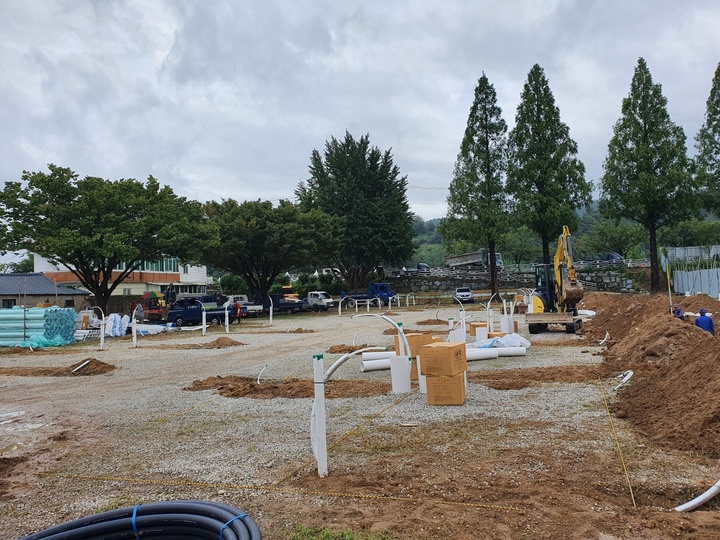 [영덕=뉴시스] 강진구 기자 = 경북 영덕군(군수 이희진)은 오는 14일 영덕 장날 임시시장을 개장하기 위해 막바지 준비에 박차를 가하고 있다고 9일 밝혔다.영덕 임시시장은 (구)야성초등학교 부지에 건설되고 있으며 현재까지 상·하수도 설비 설치를 완료하고 컨테이너 설치를 위한 부지 정리 중에 있다.(사진=영덕군 제공) 2021.09.09.photo@newsis.com *재판매 및 DB 금지