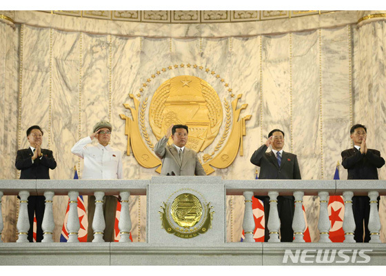 [서울=뉴시스]북한 조선노동당 기관지 노동신문은 9일 정권수립일 73돌 경축 민간 및 안전무력 열병식이 수도 평양 김일성광장에서 열렸다고 보도했다. (사진=노동신문 갈무리)