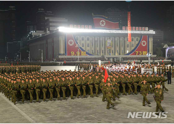 [서울=뉴시스]북한 조선노동당 기관지 노동신문은 9일 정권수립일 73돌 경축 민간 및 안전무력 열병식이 수도 평양 김일성광장에서 열렸다고 보도했다. (사진=노동신문 갈무리) 