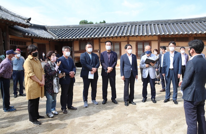 [홍성=뉴시스] 충남도의회 친일잔재청산특위 현장 활동 모습. *재판매 및 DB 금지