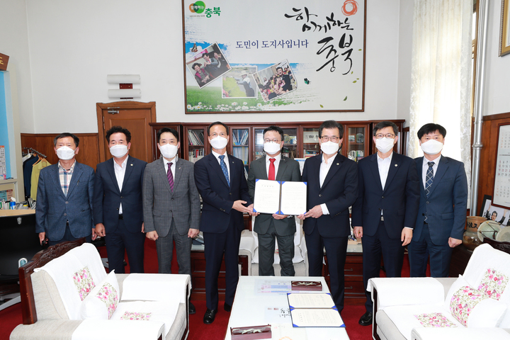 [청주=뉴시스] 천영준 기자 = 충북도와 음성군은 9일 도청에서 원료의약품 관련 공장 신설을 위해 ㈜국전약품과 투자협약을 체결했다고 밝혔다. (사진=충북도 제공) 2021.09.09. photo@newsis.com *재판매 및 DB 금지