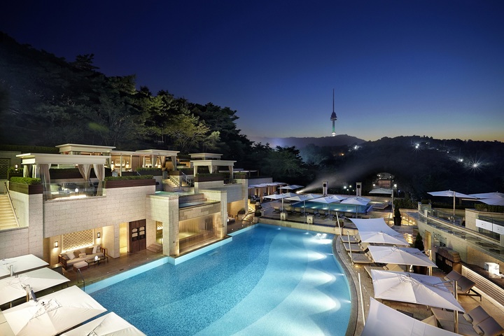 [서울=뉴시스]서울호텔신라 수영장 어번아일랜드 전경, (사진=호텔신라 제공). 2021.09.16. photo@newsis.com *재판매 및 DB 금지