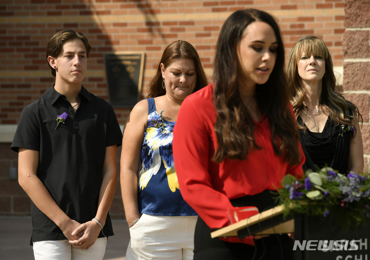 [러브랜드(미 콜로라도주)=AP/뉴시스]동네 슈퍼에서 14달러(약 1만6300원) 상당의 물건 값을 치르지 않고 나와 절도 혐의로 체포됐던 73살의 치매 할머니 카렌 가너의 변호사 세라 셸케가 8일(현지시간) 러브랜드의 법원 밖에서 기자회견을 하고 있다. 러브랜드 시는 카렌 할머니에게 300만 달러(약 35억원)를 지불하기로 합의했다. 2021.9.9