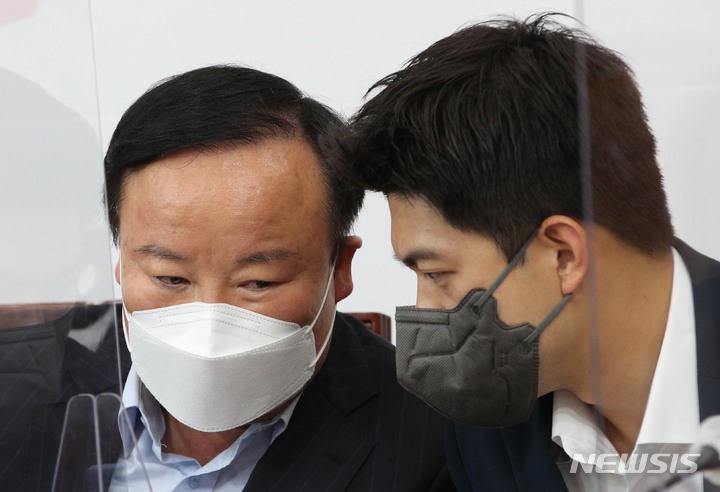 [서울=뉴시스] 전신 기자 = 김재원, 김용태 국민의힘 최고위원이 9일 서울 여의도 국회에서 열린 최고위원회의에서 대화하고 있다. (공동취재사진) 2021.09.09. photo@newsis.com