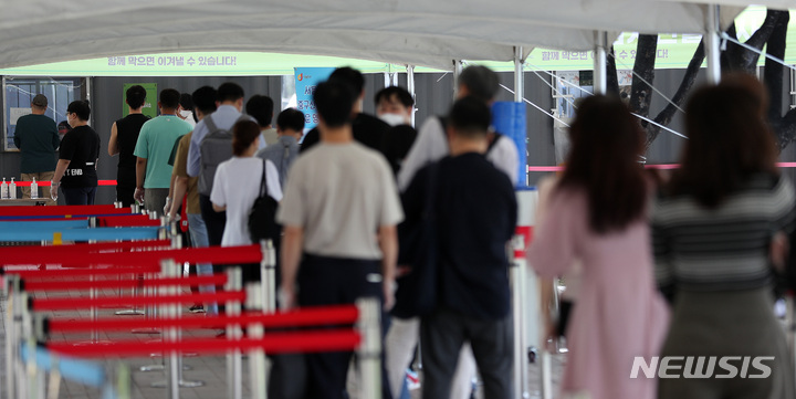 [서울=뉴시스] 백동현 기자 = 코로나19 신규 확진자가 2,049명으로 집계된 9일 오전 서울 중구 서울광장 임시선별검사소에서 시민들이 검사를 받기 위해 대기하고 있다. 2021.09.09. livertrent@newsis.com