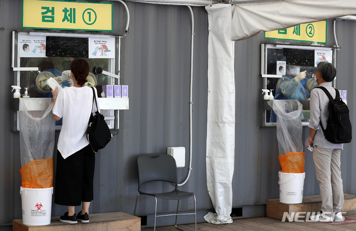 [서울=뉴시스] 백동현 기자 = 코로나19 신규 확진자가 2,049명으로 집계된 9일 오전 서울 중구 서울광장 임시선별검사소에서 의료진이 검체를 채취하고 있다. 2021.09.09. livertrent@newsis.com