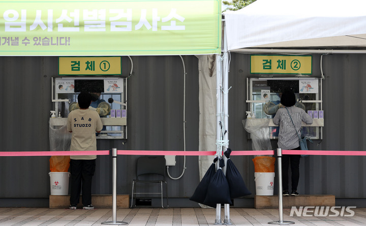 [서울=뉴시스] 백동현 기자 = 코로나19 신규 확진자가 2,049명으로 집계된 9일 오전 서울 중구 서울광장 임시선별검사소에서 의료진이 검체를 채취하고 있다. 2021.09.09. livertrent@newsis.com