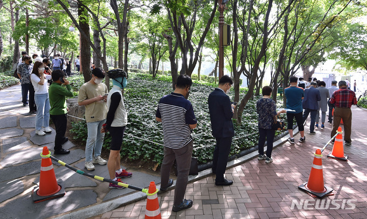 [대구=뉴시스] 이무열 기자 = 9일 오전 대구 중구 국채보상운동기념공원 임시선별검사소에서 시민들이 코로나19 진단검사를 받기 위해 대기하고 있다. 2021.09.09. lmy@newsis.com