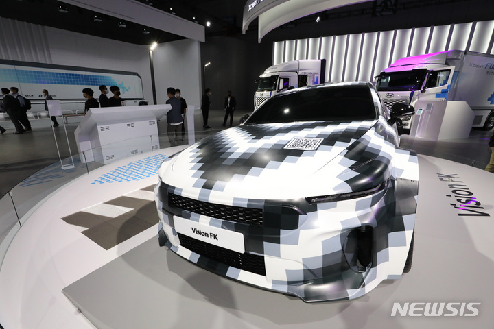 [고양=뉴시스] 배훈식 기자 = 2021 수소모빌리티+쇼 개막 이틀째인 9일 오전 경기 고양시 킨텍스 전시장에 수소 전기차 비전 FK(Vision FK)가 전시돼 있다. 2021.09.08. dahora83@newsis.com