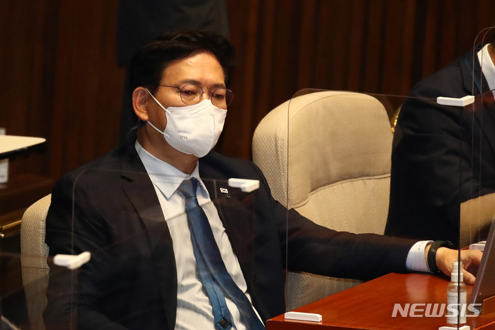 [서울=뉴시스] 전신 기자 = 송영길 더불어민주당 대표가 9일 서울 여의도 국회에서 열린 본회의에서 김기현 국민의힘 원내대표의 교섭단체 대표연설을 듣고 있다. (공동취재사진) 2021.09.09. photo@newsis.com