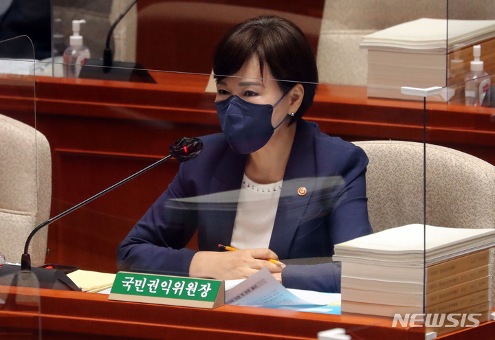 [서울=뉴시스]전현희 국민권익위원장의 모습. (사진=뉴시스DB). 2021.09.09. myjs@newsis.com