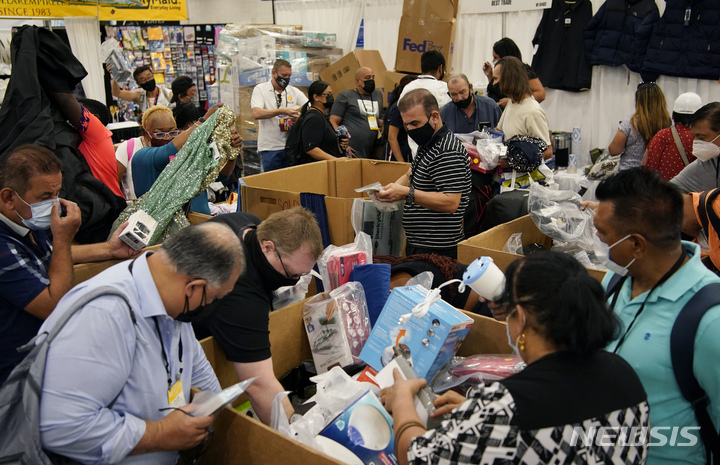[AP/뉴시스] 8월25일 미 라스베이거스에서 열린 ASD 마켓 위크 컨벤션에 많은 사람들이 부쓰 전시품을 사고 있다 