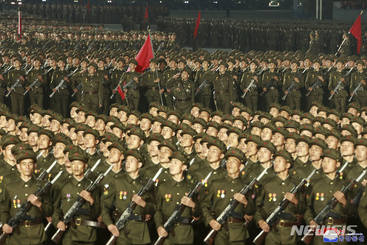 [평양=AP/뉴시스]지난 2021년 9월9일 새벽 북한 평양 김일성 광장에서 공화국 창건 73돌 경축 '민간·안전 무력 열병식'이 열려 북한 군인들이 퍼레이드를 하고 있다. 2024.10.25.