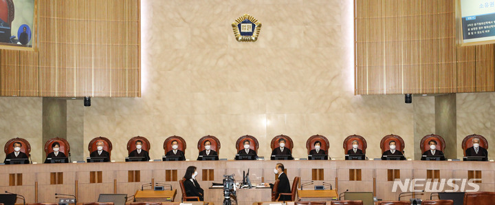 [서울=뉴시스] 권창회 기자 = 김명수 대법원장과 대법관들이 9일 오후 서울 서초구 대법원 대법정에서 불륜 목적의 주거침입 사건 상고심 전원합의체 선고를 위해 자리하고 있다. 2021.09.09. kch0523@newsis.com