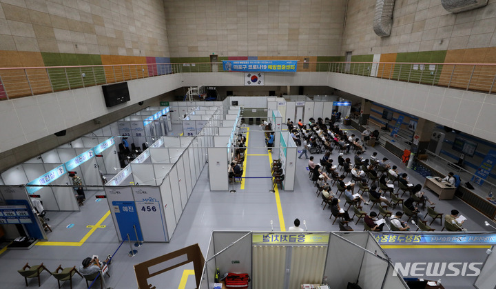 [서울=뉴시스] 고범준 기자 = 지난 9일 오후 서울 마포구 마포아트센터에 마련된 코로나19 예방접종센터에서 시민들이 접종을 받고 모니터링 구역에서 대기하고 있다. 정부는 올해 추석 전 전 국민 1차 접종률 70%, 10월 말까지 접종 완료율 70% 달성을 목표로 하고 있고 현재의 접종추세를 감안해 오는 11월부터 '단계적 일상회복'을 검토하고 있다. 한편 이날 코로나19 신규 확진자는 2,049명으로 집계됐다. 2021.09.09. bjko@newsis.com