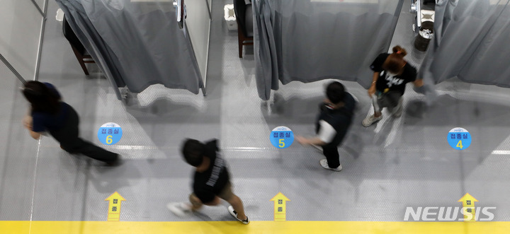 [서울=뉴시스] 고범준 기자 = 9일 오후 서울 마포구 마포아트센터에 마련된 코로나19 예방접종센터에서 시민들이 접종을 받기 위해 이동하고 있다. 정부는 올해 추석 전 전 국민 1차 접종률 70%, 10월 말까지 접종 완료율 70% 달성을 목표로 하고 있고 현재의 접종추세를 감안해 오는 11월부터 '단계적 일상회복'을 검토하고 있다. 한편 이날 코로나19 신규 확진자는 2,049명으로 집계됐다. 2021.09.09. bjko@newsis.com