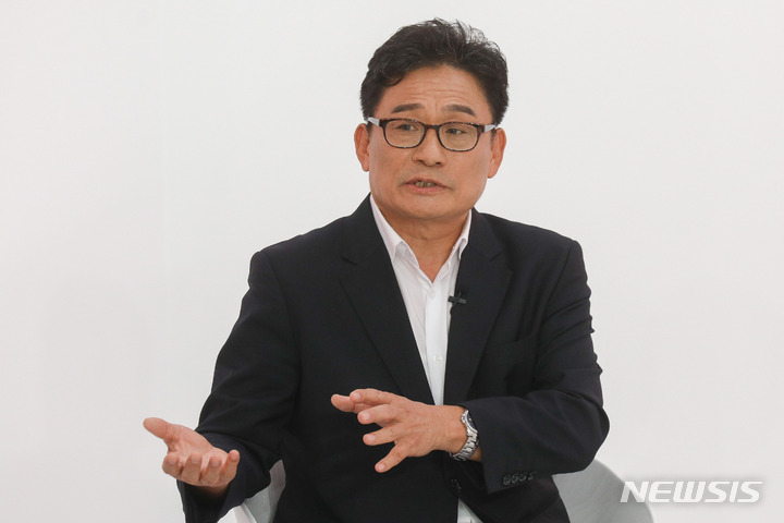 [서울=뉴시스] 국회사진기자단 = 9일 오후 서울 금천구 즐스튜디오에서 열린 '국민시그널' 국민의힘 대선 경선 후보 공개면접에서 박찬주 예비후보가 질문에 답변하고 있다. (공동취재사진) 2021.09.09. photo@newsis.com