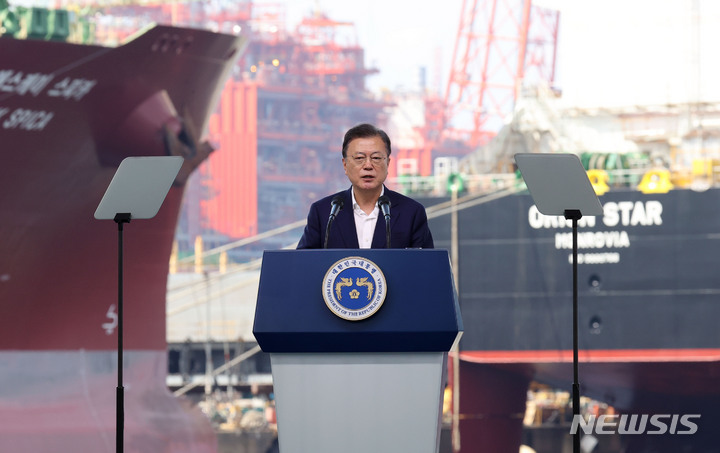 [거제=뉴시스] 김진아 기자 = 문재인 대통령이 9일 경남 거제시 삼성중공업에서 열린 K-조선 비전 및 상생 협력 선포식에서 발언을 하고 있다. 2021.09.09. bluesoda@newsis.com