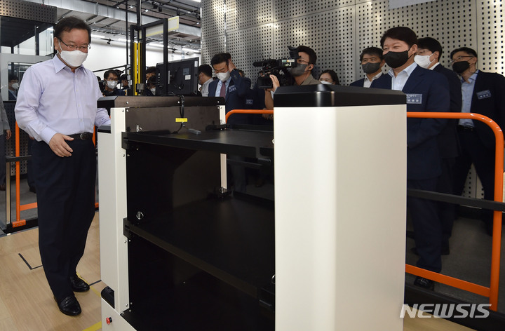 [대구=뉴시스] 이무열 기자 = 김부겸 국무총리가 9일 오후 대구 북구 노원동 한국로봇산업진흥원을 찾아 표준시험 인증센터 주행 성능 시험장에서 직접 로봇 작동을 시연하고 있다. 2021.09.09. lmy@newsis.com