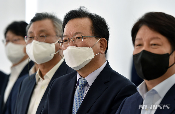 [대구=뉴시스] 이무열 기자 = 김부겸 국무총리(가운데)가 9일 오후 대구 북구 노원동 한국로봇산업진흥원을 찾아 로봇산업 설명을 듣고 있다. 2021.09.09. lmy@newsis.com