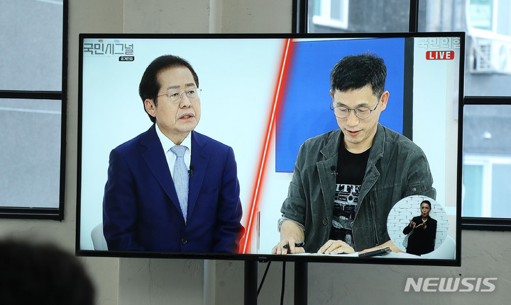 [서울=뉴시스] 국회사진기자단 = 9일 서울 금천구 즐스튜디오에서 열린 국민의힘 대선 경선 후보 국민 시그널 공개면접에 참가한 홍준표(왼쪽) 예비후보가 진중권 전 동양대 교수의 면접을 받고 있다. 2021.09.09. photo@newsis.com