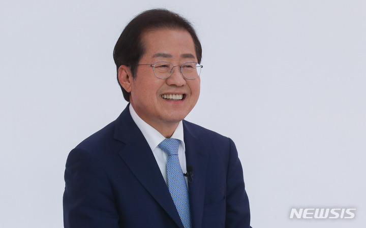 [서울=뉴시스] 국회사진기자단 = 9일 오후 서울 금천구 즐스튜디오에서 열린 '국민시그널' 국민의힘 대선 경선 후보 공개면접에서 홍준표 예비후보가 질문에 답변하고 있다. 2021.09.09. photo@newsis.com